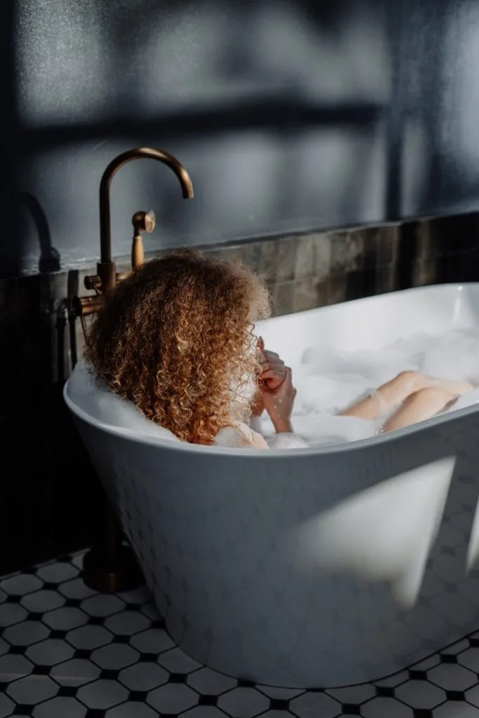 1a-Installateur - Traumbad vom Profi - Frau in Badewanne