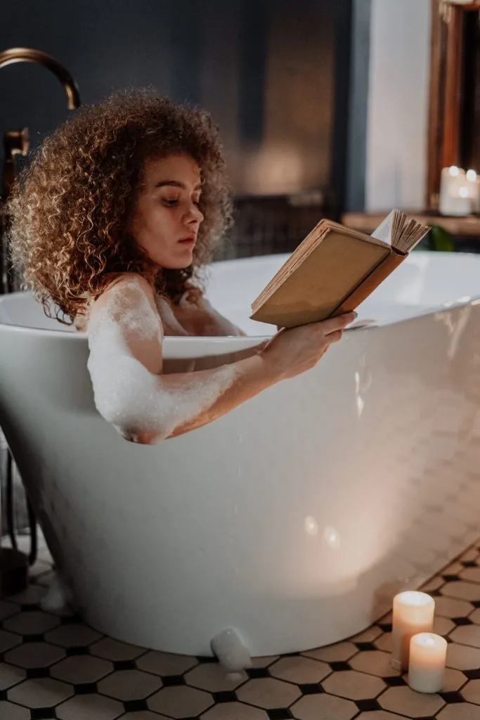 1a-Installateur - Traumbad vom Profi - Frau mit Buch in Badewanne