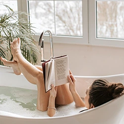 1a-Installateur - Badezimmer - Frau in der Badewanne
